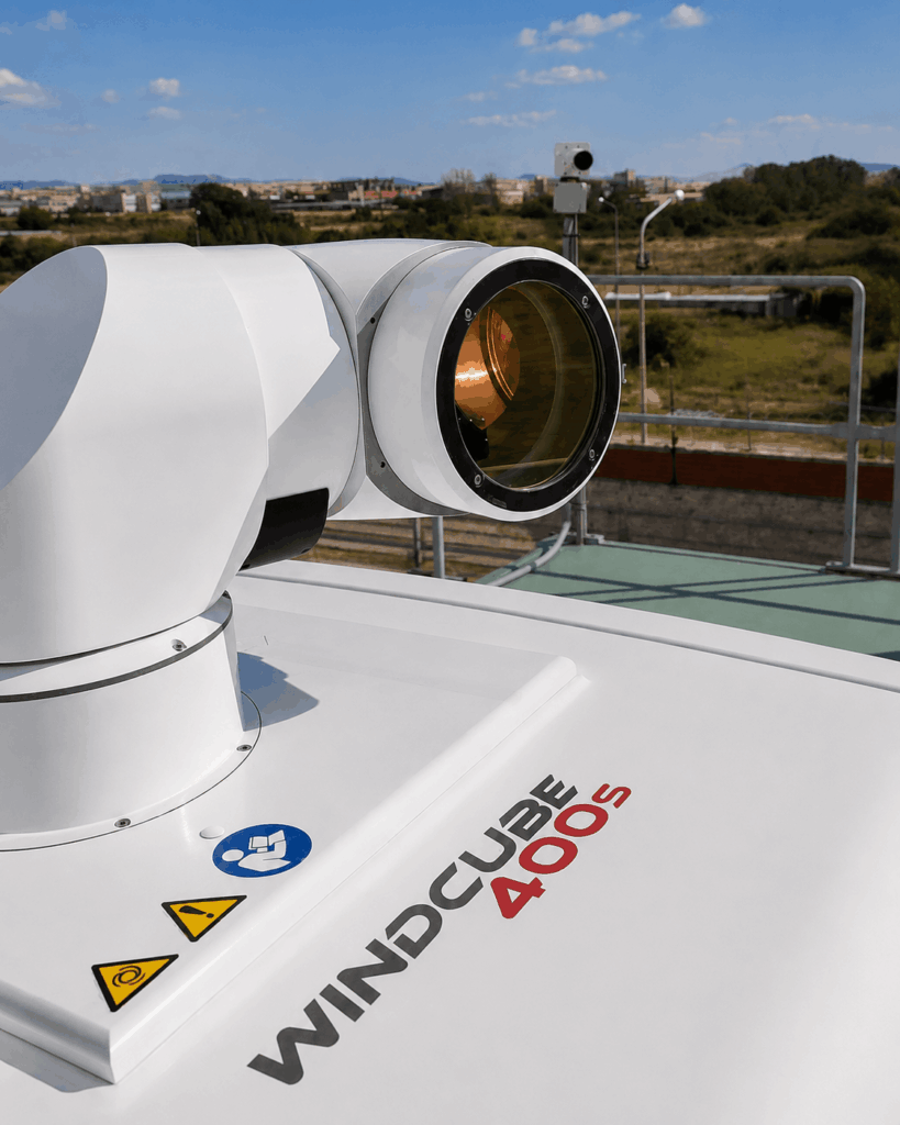 Κοντινή όψη της οπτικής κεφαλής συστήματος WindCube 400S Scanning LIDAR.