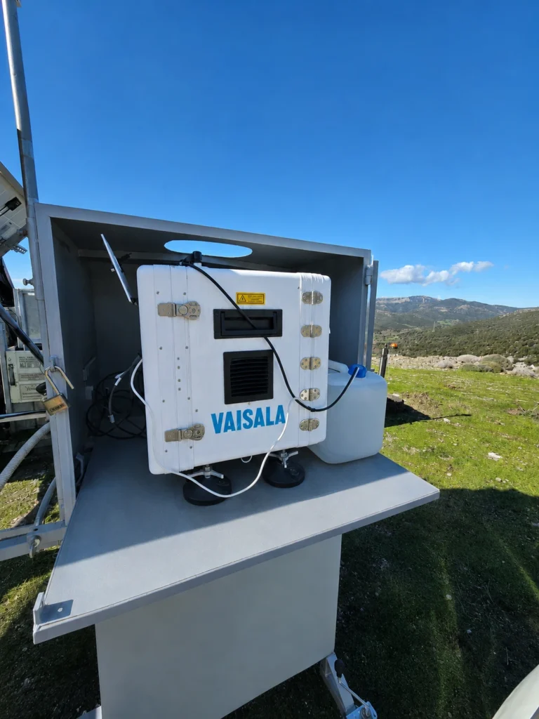 Σύστημα LIDAR Vaisala εγκατεστημένο σε προστατευμένο υπαίθριο ερμάριο